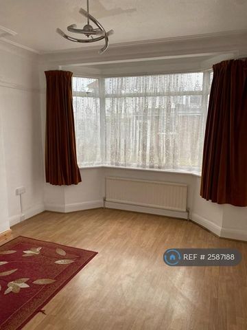 3 bedroom semi-detached house to rent - Photo 2