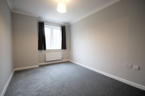 2 Bedroom Flat / Apartment - Albert Street, Fleet - Photo 1