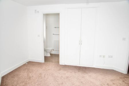 Fixed Price £1,500 pcm - Available Now - Unfurnished - Photo 5