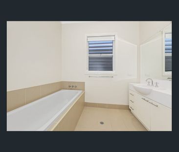 THREE BEDROOM ENTERTAINERS DELIGHT IN CENTRAL LOCATION - Photo 4