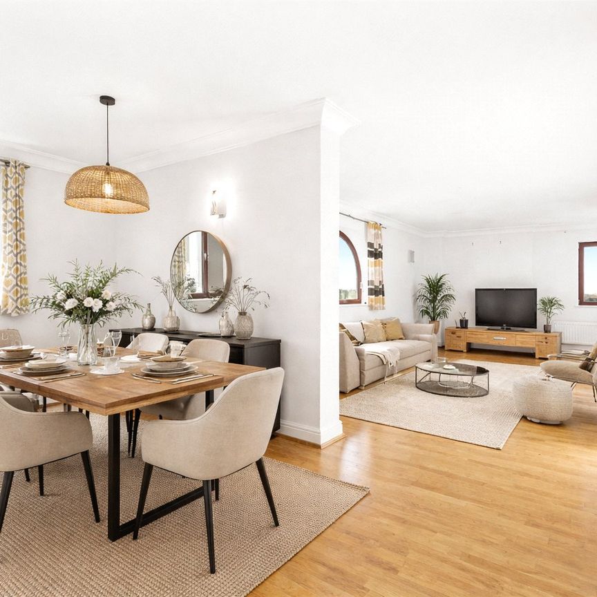 Spacious Two-Bedroom Riverside Apartment with Porter - Photo 1