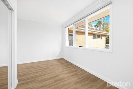 SPACIOUS FULLY RENOVATED 1 BEDROOM APARTMENT - Photo 5