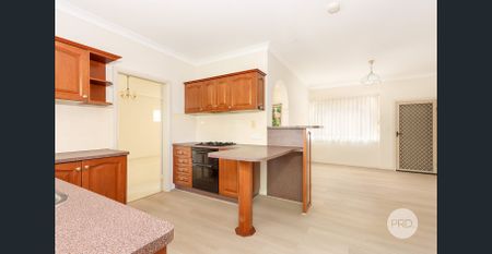 Immaculate House in Central Location - Photo 2