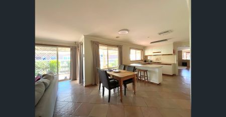 Large 3 Bedroom, plus study & garage - Photo 3