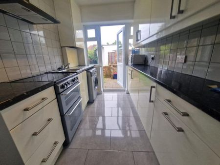 2 bedroom ground floor flat to rent - Photo 5