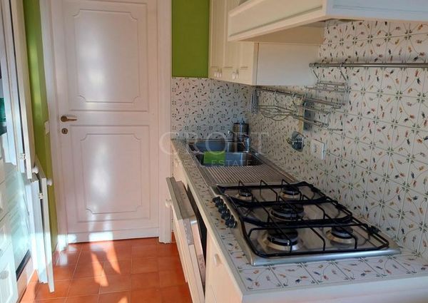 Ardeatina-Divino Amore: Quiet, charming rustic villa, big and well-curated garden, 3 beds, 1 study, 3 baths, living room, kitchen, with terraces , AC and parking space. Ref 2322