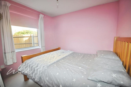 2 bedroom semi-detached bungalow to rent - Photo 2