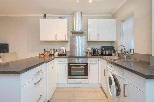 Somerset Close, Hersham, Walton-on-thames, Surrey, KT12 - Photo 1