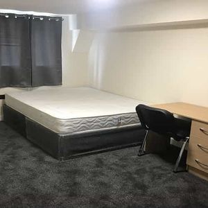 3 Bed Flat, Hyde Park Road, LS6 - Photo 2