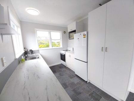 Sunny Fully Refurbished Flat in Newlands - Photo 3