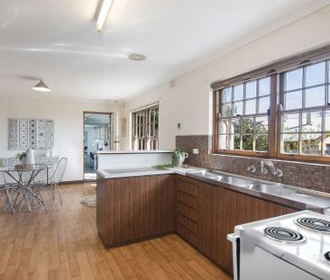 Delightful Spacious Family Home – Superb Location! - Photo 3