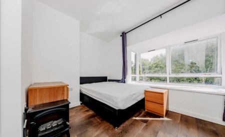 Room 5 - Studio - Photo 3