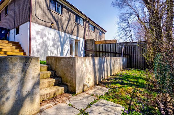 For Lease - 17 Avis Crescent, Toronto, Ontario - Photo 1