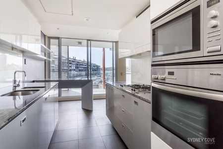 WONDERFUL WALSH BAY APARTMENT | Unfurnished - Photo 4