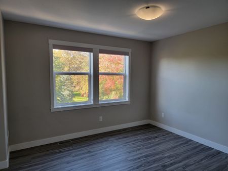 Rutland 3 Bedroom Townhouse with a basement & 2 parking stalls - Photo 2