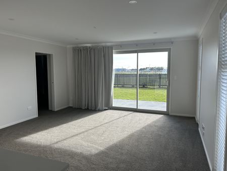 Spacious Townhouse in sought after Location in Papamoa - Papamoa - Photo 5