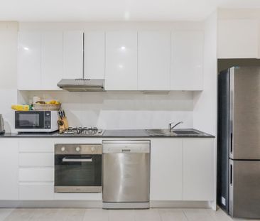 Spacious Two-Storey Apartment - Walk to Station - Photo 6