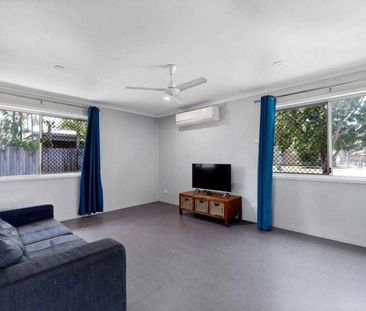 FAMILY HOME WITH POWERED DOUBLE BAY SHED - Photo 6