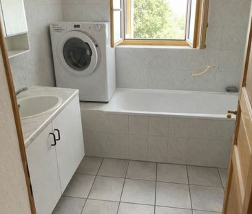 QUIET RESIDENTIAL AREA IDEAL FOR SINGLE PERSONS - Photo 5