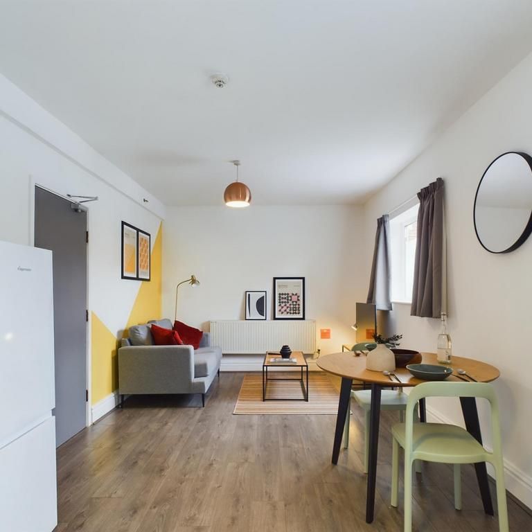 2 bedroom flat to rent - Photo 1