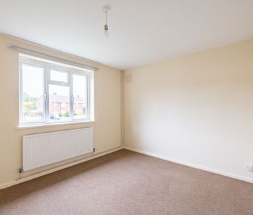 To Let 3 Bedroom Maisonette - Photo 2