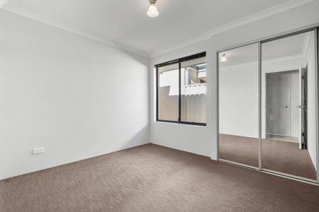 Modern 3x2 in the heart of Kelmscott - Photo 3