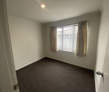 This modern three‑bedroom apartment is perfectly positioned just a ... - Photo 6