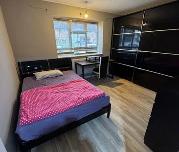 Room to let close to barking station- ideal for single person - Photo 1