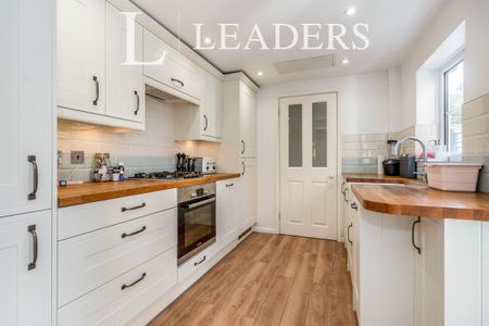 2 bedroom terraced to rent Albert Road, Addlestone, Surrey - Photo 2