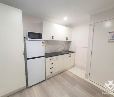 Furnished + Bills Incl + Free WiFi! - Photo 2