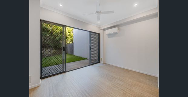 In a serene corner of central Caloundra, this modern townhouse puts beaches, cafés, and shops just a stroll away. - Photo 1