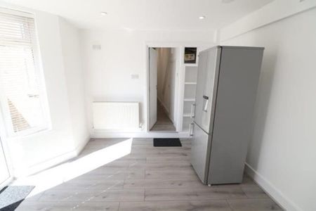 2 Bed Flat, Leyton, E10 - Photo 2