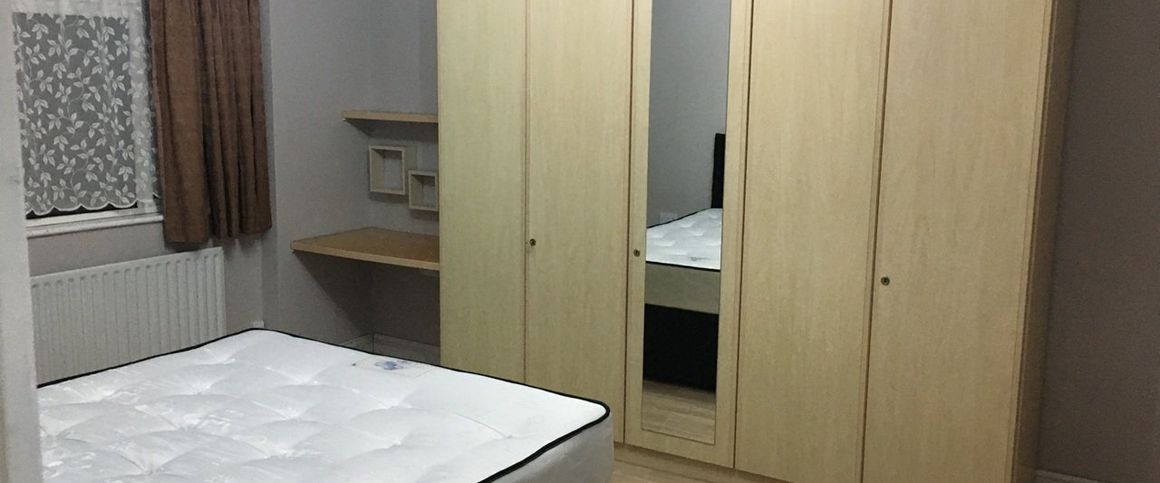 4 Bed Terraced House, Mortlake Road, IG1 - Photo 1