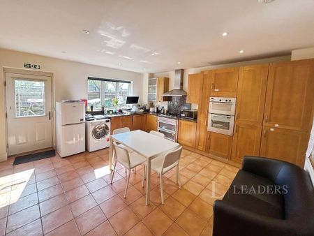 1 bedroom in a house share to rent - Photo 4