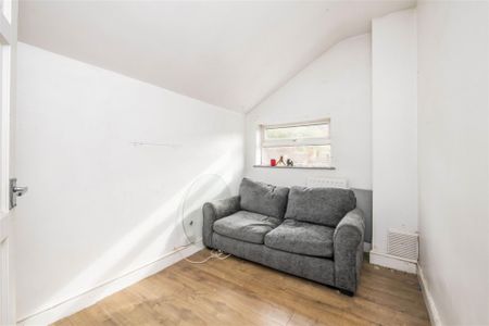 3 bed House - Mid Terrace To Let - Photo 3