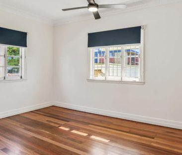 Charming Coastal Cottage in Prime Margate Location - Photo 2