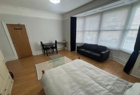 1 bedroom in a house share to rent - Photo 4