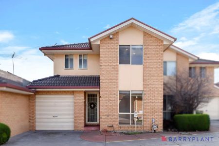 “3 BEDROOM, 2 BATHROOM SPACIOUS TOWNHOUSE” - Photo 3