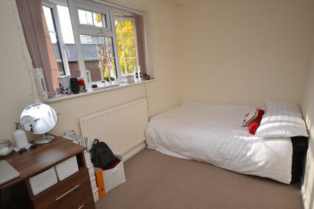 4 bed Mid Terraced House for Rent - Photo 3