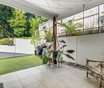 SHORT-TERM LEASE | WALK TO BEACH & SHOPS - Photo 3