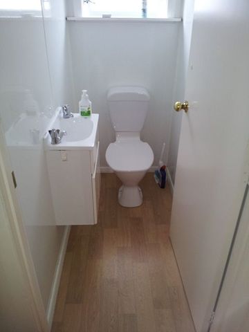 Tidy 4 Bedroom home plus free weeks rent - Photo 3