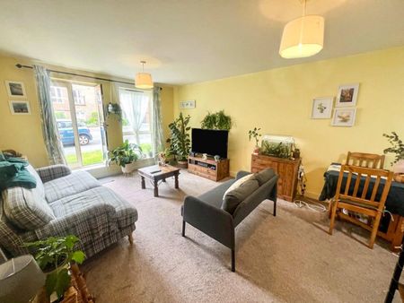 2 bedroom Flat To Let - Photo 2