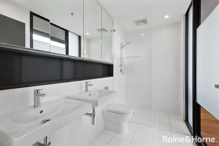 Luxurious and Light Filled 2 Bedroom Apartment! - Photo 4