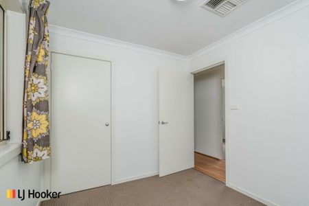 4 Bedroom ensuite Home with double garage - Photo 3