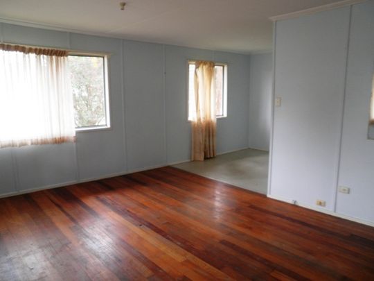 3 BEDROOM HOME - CLOSE TO SCHOOLS, SHOPS AND PUBLIC TRANSPORT - Photo 1