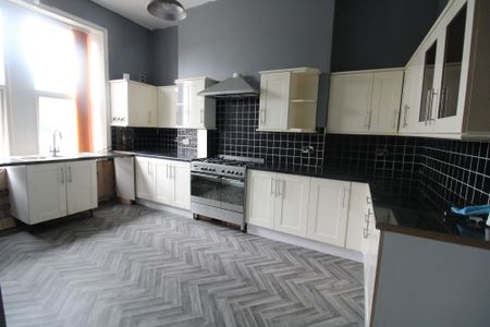 3 bed apartment to rent in Manchester Road, Ashton-Under-Lyne, OL5 - Photo 3