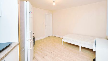 Studio Flat, Beccles Drive, IG11 - Photo 4