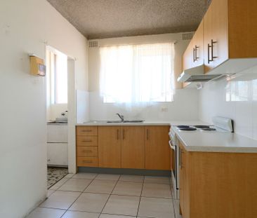 TIDY THREE BEDROOM UNIT IN FAIRFIELD - Photo 3