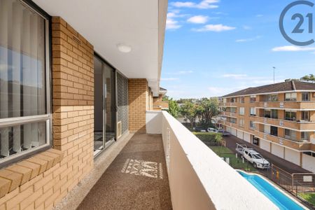 Huge Sundrenched Apartment with Balcony & Parking - Photo 5