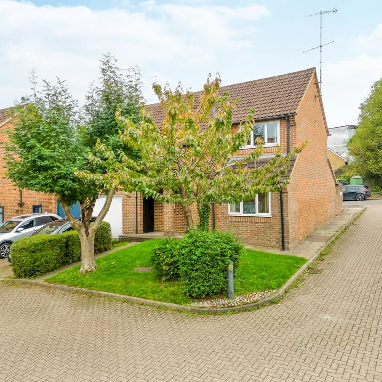 4 bedroom link detached house to rent - Photo 1